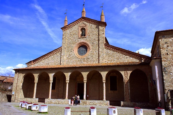 Bobbio il simbolo della Val Trebbia- Basilica di San Colombano-Abbazia di San Colombano- Monastero di San Colombano-Porticato-Colonnne