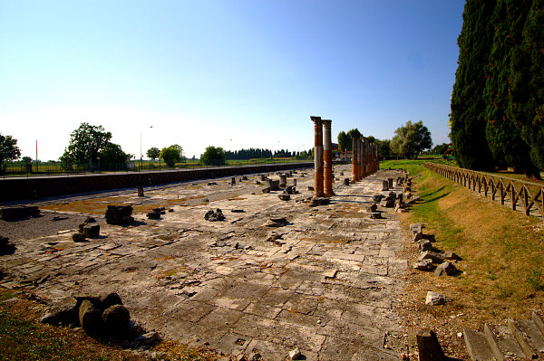 Visita alla scoperta della antica Aquileia- Area arceologica- Foro Romano- Colonne