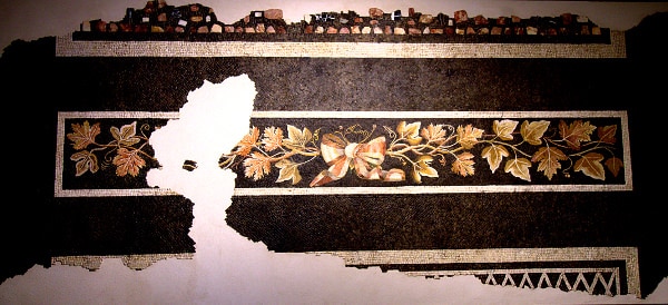  Mosaico con fiocco-Tralcio di vite- foglie di edera- tessere colorate