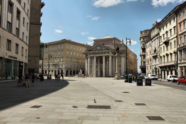 - Piazza della Borsa-Palazzo della Borsa- Palazzo del Tergesteo- Fontana del Nettuno- Statua dell'Imperatore Leopoldo I
