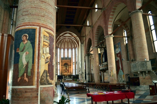 What to see in Treviso in one day - Church of San Nicolò - frescoes - columns - Tommaso da Modena - central nave