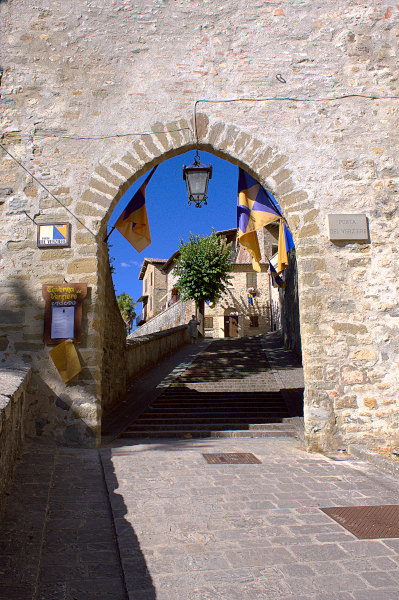 Cosa vedere a Montone- Porta- Medievale- Bandiere- entrata del Borgo