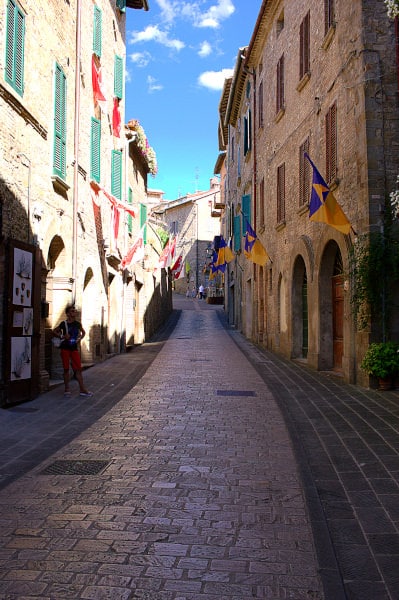 Cosa vedere a Montone- Via ciottolta- Bandiere- borgo medievale