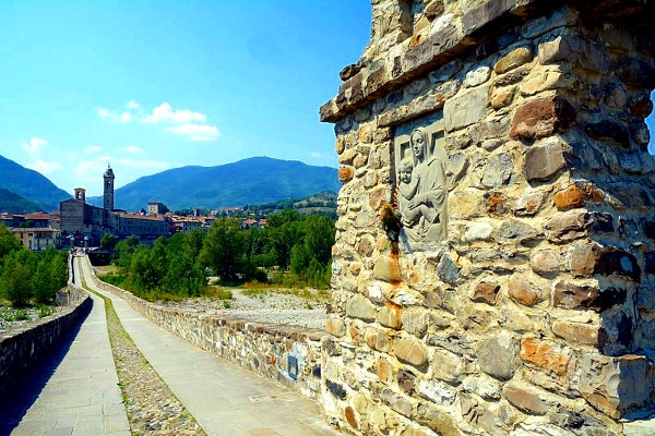La Leggenda del Ponte del Diavolo di Bobbio- Ponte Gobbo- Ponte del Diavolo- edicola-immagine votiva- pietre- Fiume Trebbia