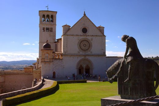 Basilica di San Francesco-Assisi-gotico-Statua-pellegrini
