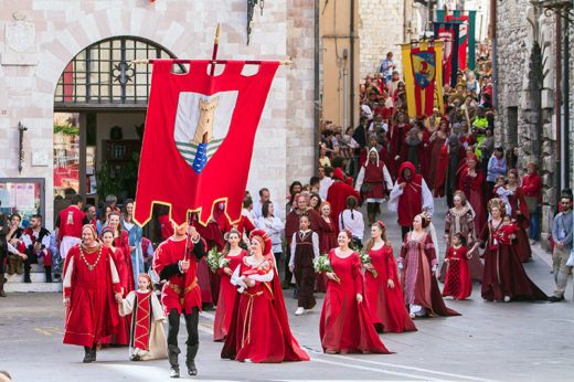 Corteo storico-Calendimaggio-Assisi-costumi-gonfalone-Parte de sopra-parte de sotto-