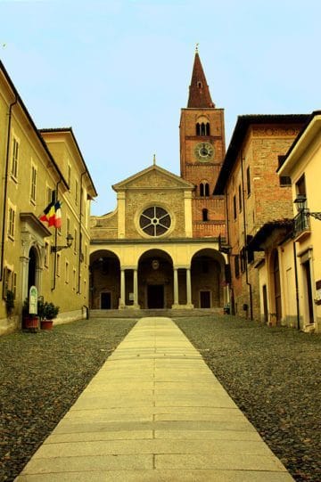 Acqui Terme, la città della Bollente-Cattedrale di Santa Maria Assunta-Duomo-Romanico-arcate-campanile