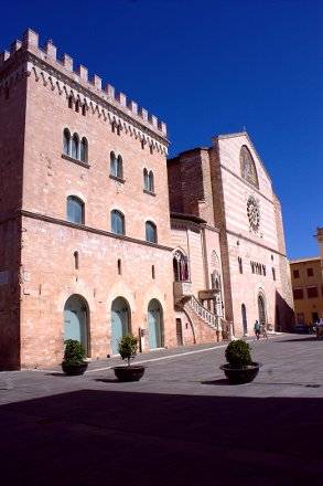 Duomo di Foligno-San Feliciano-Foligno-Palazzo delle Canoniche-Museo capitolare diocesano di foligno-pietra bianca e rosa