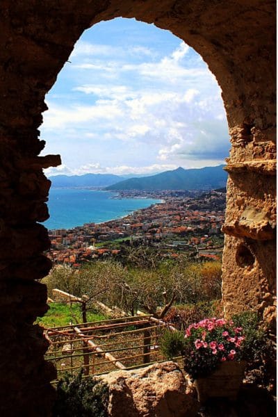 Viaggiando nel tempo per un borgo saraceno- Verezzi-borgo Piazza-Panorama-Riviera delle Palme-arco