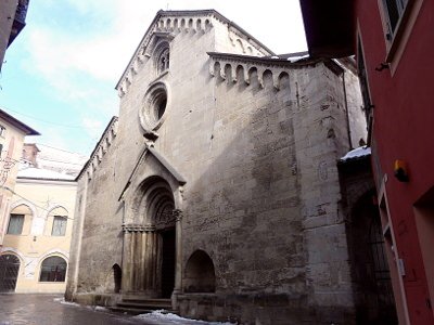 Un Buon Calice di Gavi- Chiesa di San Giacomo Maggiore- facciata-Romanico-portale-Lunetta-arenaria