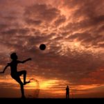 La partita inaugurale-tramonto-bambino-calcio-deserto-Arabia-Saudita-JPG