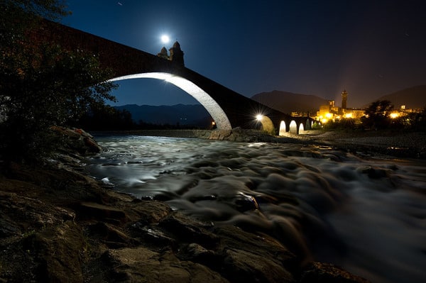 la leggenda del ponte del diavolo di Bobbio- Ponte Gobbo-Ponte del Diavolo- Notte- Fiume Trebbia-long exposure- San Colombano-Luna