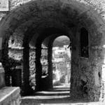 Viaggiando nel tempo per un borgo saraceno- Verezzi,-Borgo Piazza-porticato
