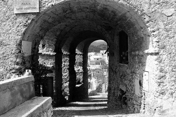 cosa vedere a Verezzi-Borgo Piazza-porticato