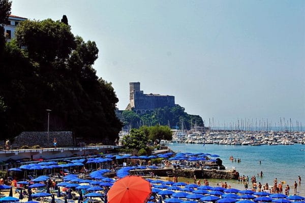 Perché soggiornare a Lerici?-Venere Azzurra-Spiaggia-Ombrelloni-Castello di Lerici-Mare-Barche