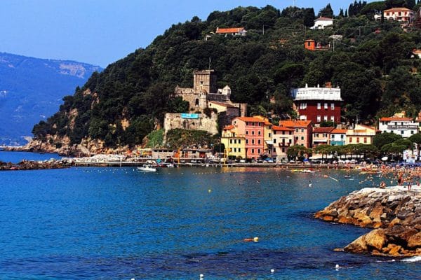 il borgo dei poeti romantici inglesi-San Terenzo-Baia-Castello-mare-scogli-Lerici-Golfo dei Poeti-case colorate