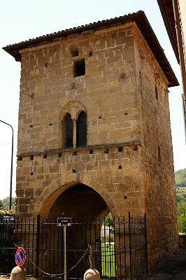 What to see in Gavi-Portino-Access door-Gavi-Fortifications-sandstone-arch-mullioned window