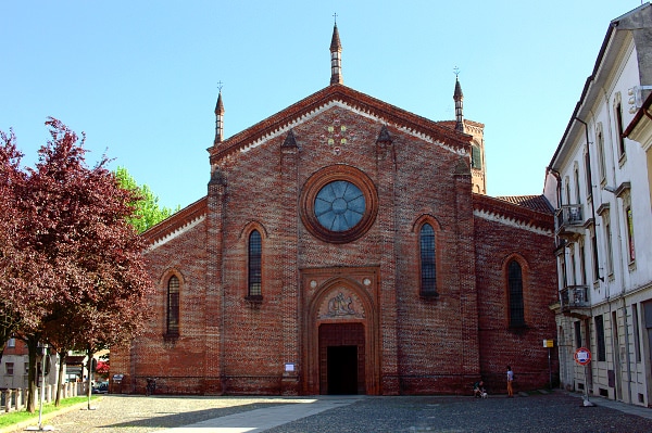 What to see in Vigevano- Church of San Pietro Martire - Exposed bricks - rose window - Lombard Gothic - octagonal bell tower