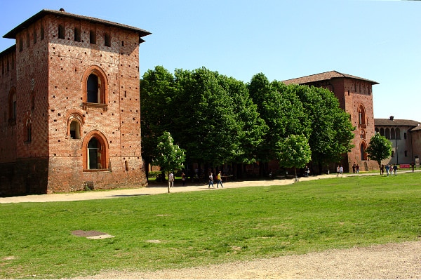 Castello Sforzesco- Cortile- maschio- Torri- alberi