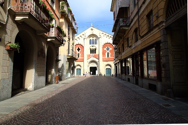 Casale la capitale del Monferrato- Duomo di Casale-Duomo di Sant'Evasio- Facciata- Prospettiva- romanico-colonne