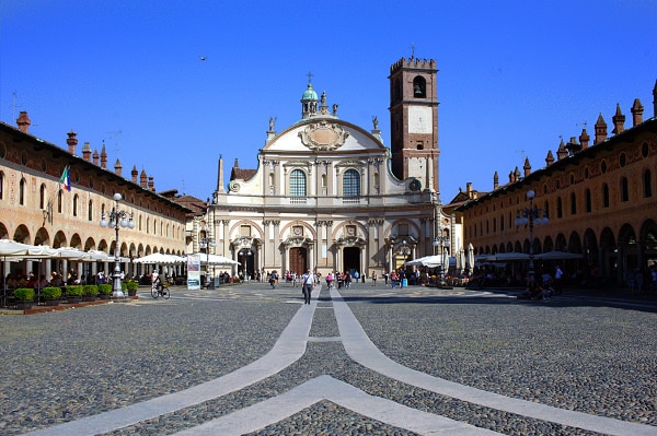 What to see in Vigevano - Piazza Ducale - Vigevano Cathedral - Cathedral of Sant'Ambrogio - baroque facade