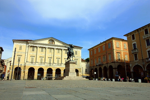 Casale la capitale del Monferrato-Piazza Mazzini- Statua Carlo Alberto-Portici- Casale Monferrato