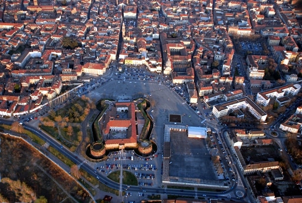 la capitale del Monferrato- Piazza Castello- Castello Paleologi- Castello Gonzaga- Castello di Casale Monferrato-Teatro Comunale- Chiesa di Santa Caterina- Palazzo di Anna d'Alençon