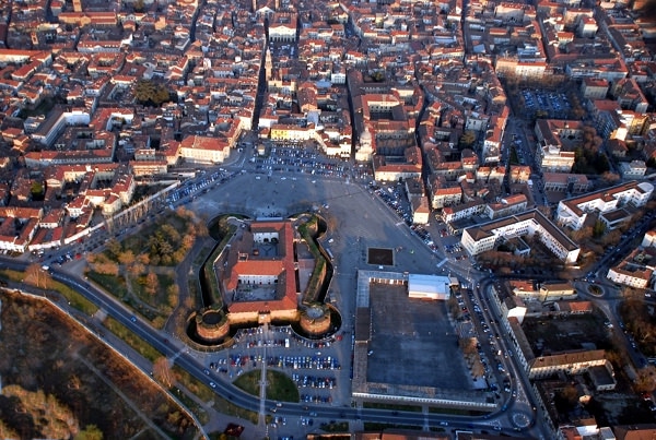  la capitale del Monferrato- Piazza Castello- Castello Paleologi- Castello Gonzaga- Castello di Casale Monferrato-Teatro Comunale- Chiesa di Santa Caterina- Palazzo di Anna d'Alençon