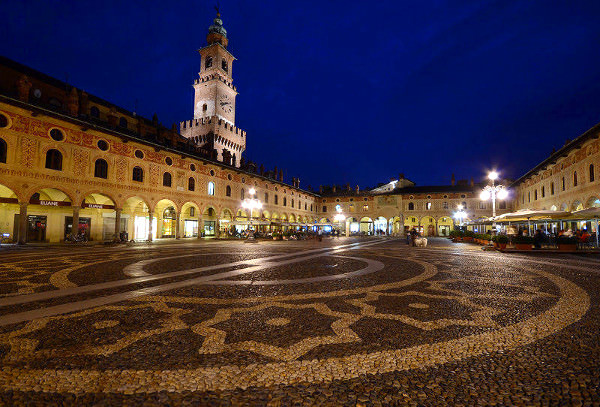 Le curiose leggende di Vigevano- Piazza ducale-notte-Torre del Bramante-