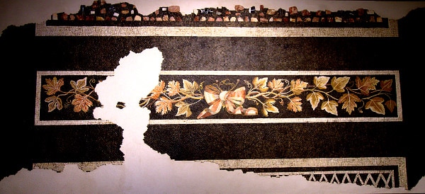 Mosaico con fiocco-Tralcio di vite- foglie di edera- tessere colorate