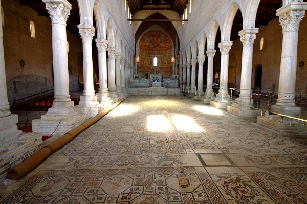Navata Centrale- Basilica patriarcale di Aquileia- BAsilica Patriarcale di Santa Maria Assunta- Pavimento con Mosaico- Mosaici Policromi