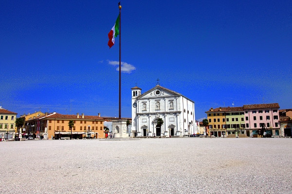 What to see in Palmanova - Palmanova Cathedral - Piazza Grande - Church of the SS. Redeemer- Standard-Italian Flag- Mario