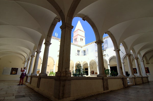 Una passeggiata tra i vicoli del borgo di Pirano- Chiostro Convento di San Francesco- Piran- Colonne- Campanile