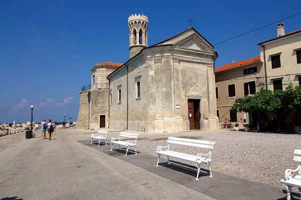 Piran-Lungomare- Panchine- Chiesa della Madonna della Salute- Campanile tondo