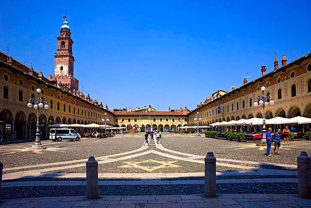 Piazza Ducale-Torre del Bramante-porticato