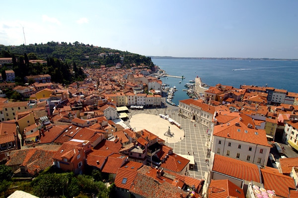 una passeggiata tra i vicoli del borgo di Pirano- Piran- Piazza Tartini- Panorama. Campanile di San Giorgio