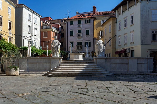 Piran- Piazza Primo Maggio- Piazza Vecchia- Statue- Giustizia- Vigilanza