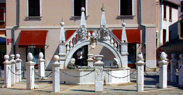 Koper- Da Ponte fountain- Baroque- 15 columns-coats of arms