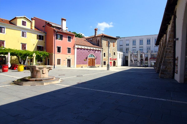 Cosa vedere a Capodistria in un giorno- Carpaccio trg- Piazza Carpaccio- Colonna di Santa Giustina- Casa Carpaccio- Taverna-pozzo a capitello