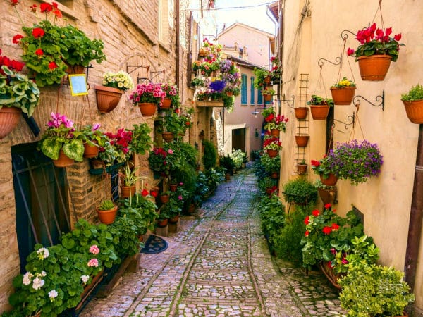 4 borghi ideali per un weekend romantico- Spello- Umbria- vicoli- fiori- pietre rosa