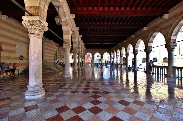 Udine in un giorno? si può!- Piazza della Libertà- Loggia del Lionello- Portici- arcate-colonne- capitelli