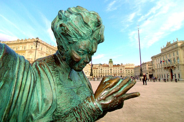 What to see in Trieste in a weekend - Piazza Unità d'Italia - The girls of Trieste - Town Hall