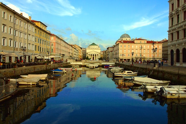 Cosa vedere a Trieste in un weekend-Canal Grande- riflessi- Barche- Chiesa di Sant'Antonio Nuovo- Tempio Ortodosso di San Spiridone