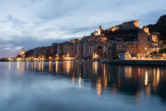 Cosa vedere nel Golfo dei Poeti- Portovenere-Porticciolo- Tramonto- Crepuscolo-barche-luci-riflessi