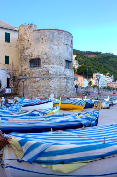 Cosa vedere a Laigueglia- Torrione di Levante- Porticciolo-gozzi-barche-spiaggia