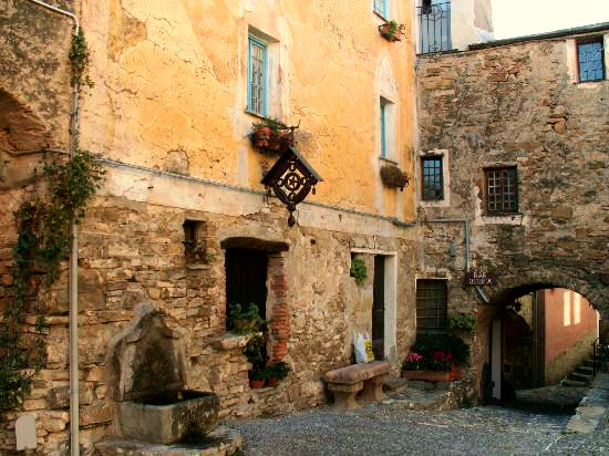 - Scorcio- vicolo- arco- panchina- Colla Micheri
