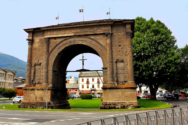 Arco di Augusto- croce- tetto in ardesia