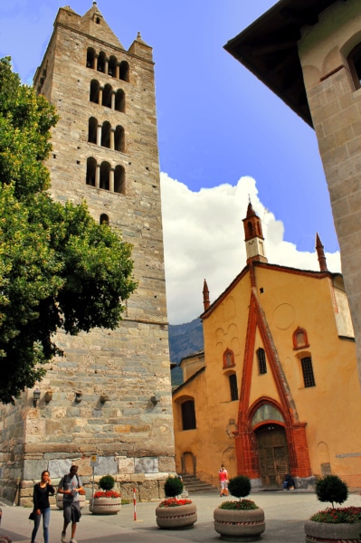 Cosa vedere ad Aosta-Campanile-Facciata-tardo gotico