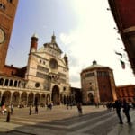 Cosa vedere a Cremona in un giorno- Piazza del Comune- Torrazzo- Duomo- Battistero- persone