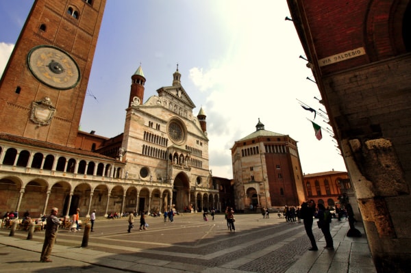 Cosa vedere a Cremona in un giorno- Piazza del Comune- Torrazzo- Duomo- Battistero- persone